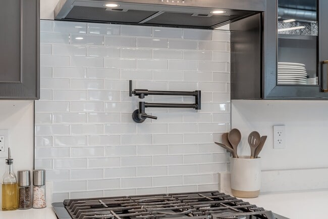 stove backsplash + potfiller - 26539 E Shore Pl