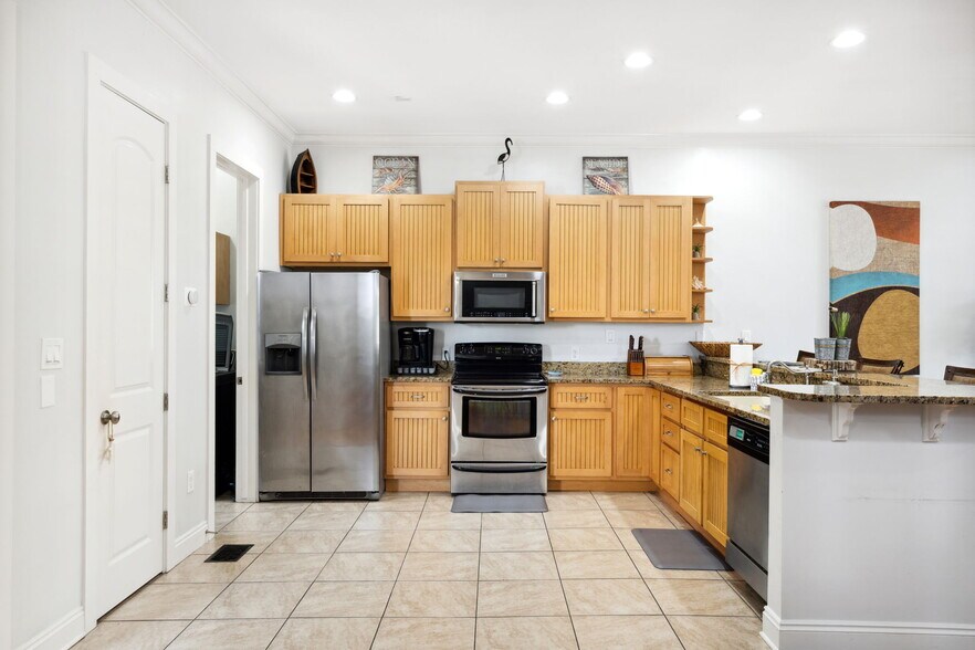 Building Photo - 6226 Thomas Dr