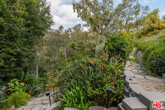 Building Photo - 3035 Lake Glen Dr