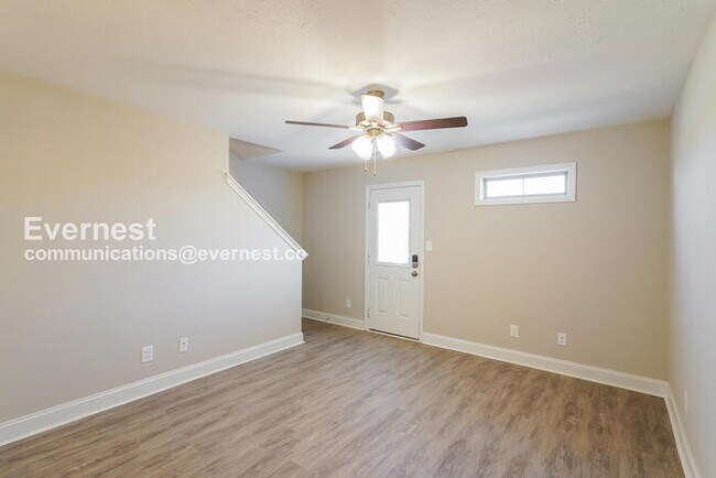 Building Photo - 3 Bed/3 Bath Townhome with Carport / Pet-Friendly / Vouchers Accepted / Available Now!