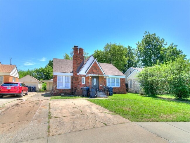 Building Photo - 2204 N Hood St