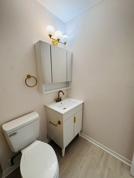 Building Photo - 6650 Pinnochio Dr
