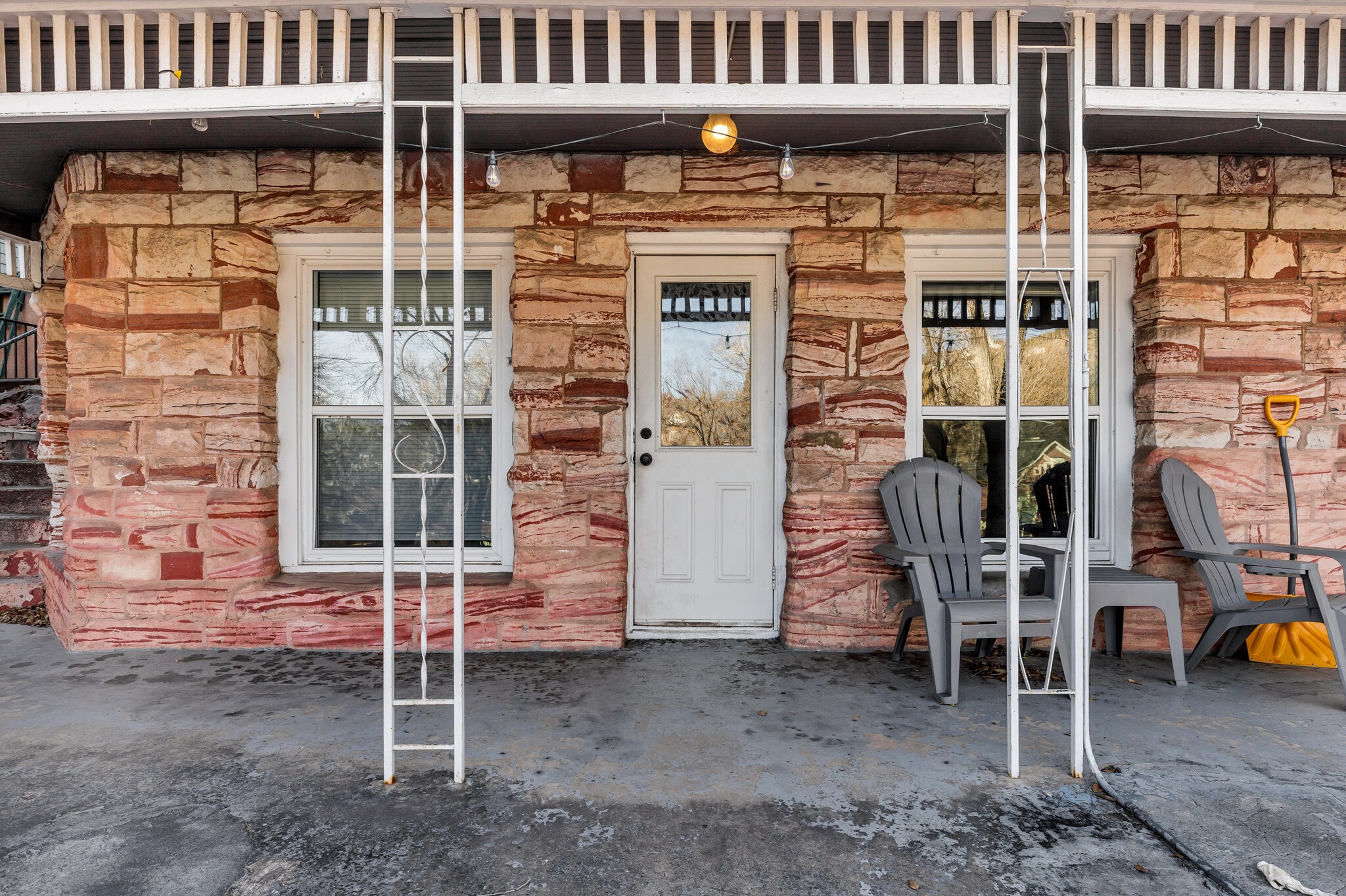 Shared entrance - 1125 Manitou Ave