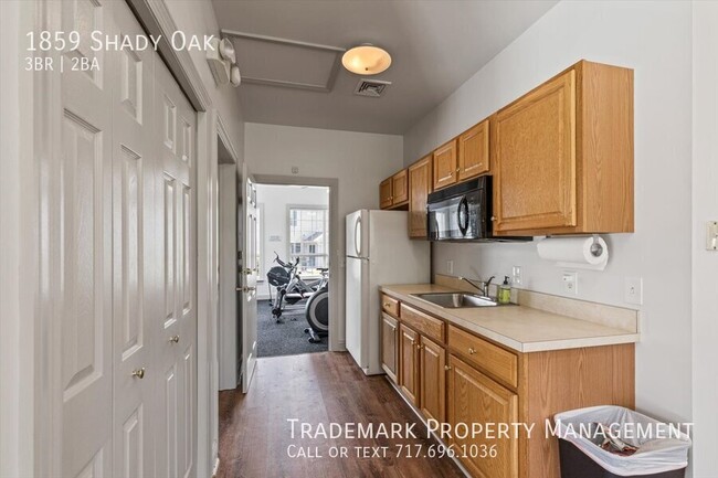 Building Photo - Spacious End of Row Town Home