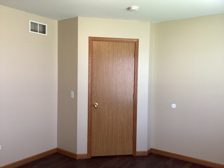 Building Photo - 1305 Bassett Dr