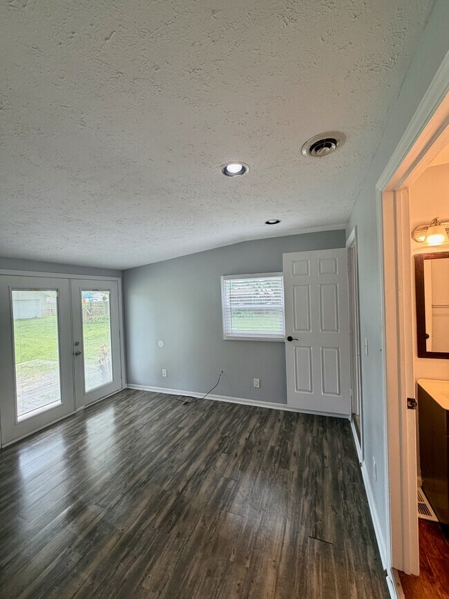Building Photo - 416 W Wenger Rd