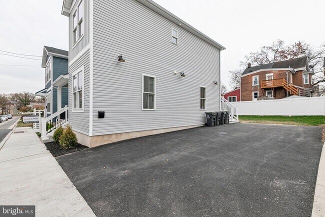 Building Photo - 153 Morgan St