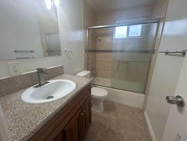 Building Photo - Spacious 2bed 1.5bath Apartment near Beach Blvd & Talbert Ave