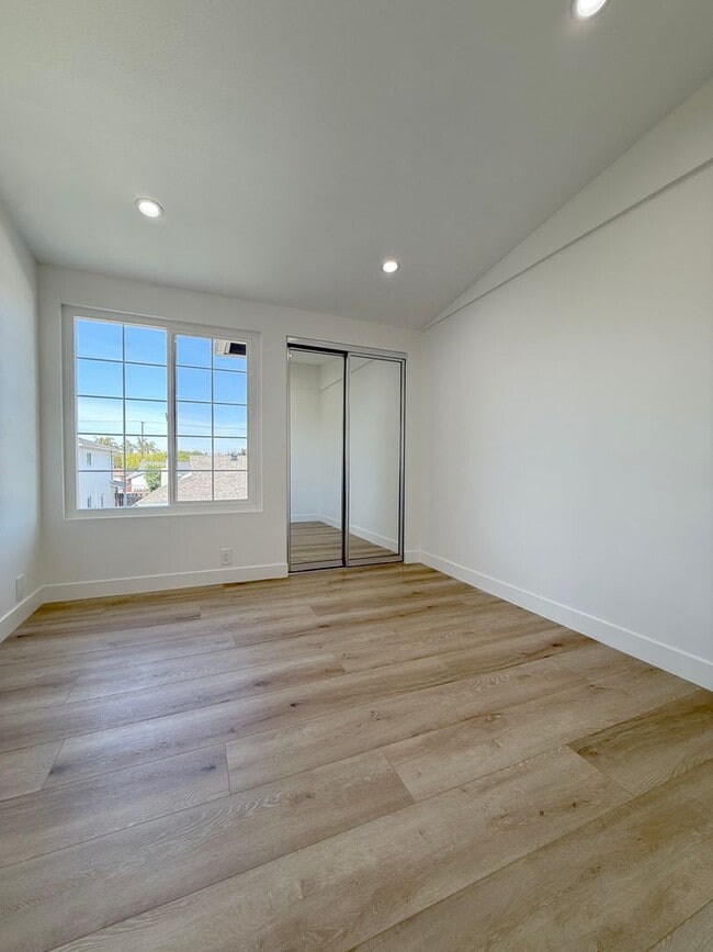 Building Photo - Stunning Remodeled Home in South Huntington Beach – Minutes to the Beach!