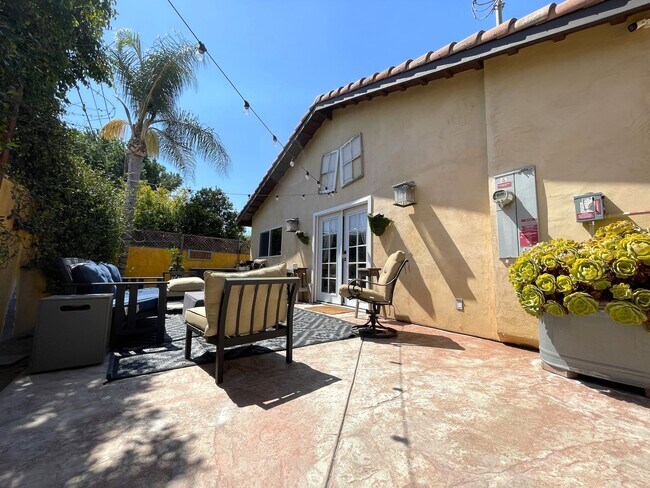 Building Photo - Custom 3-Bed, 2.5 -Bath Retreat with Luxury Features in Reseda