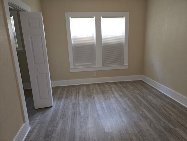 Building Photo - 2302 St Charles St