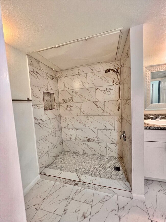 Building Photo - 3005 Walnut Bend Ln