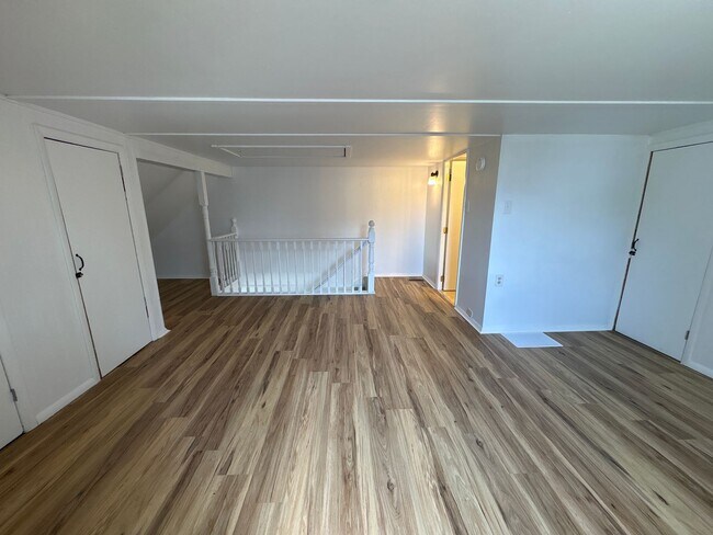 Building Photo - 1 Bedroom 1 Bath 2 Story Cottage-Suburban SD