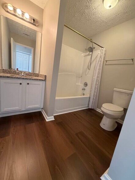 Secondary bathroom - 631 Georgetown Ct