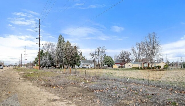 Building Photo - Country living, close to town!!!