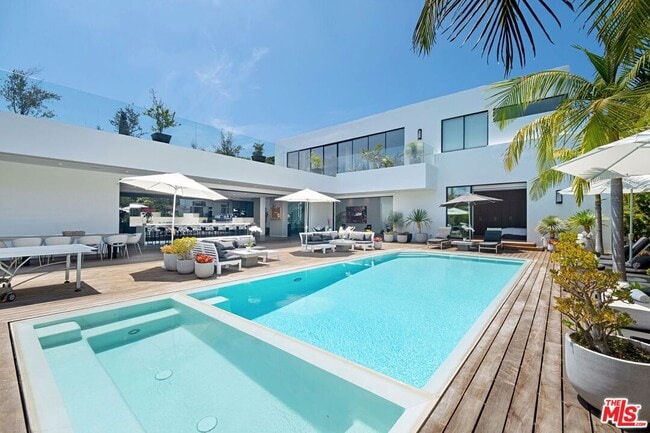 Building Photo - 9570 Sunset Blvd