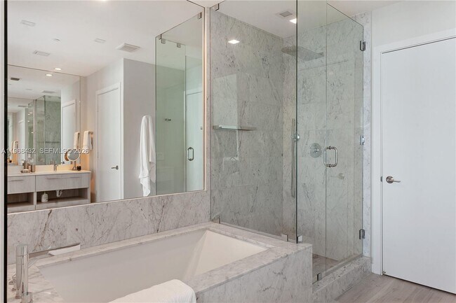 Building Photo - 480 NE 31st St