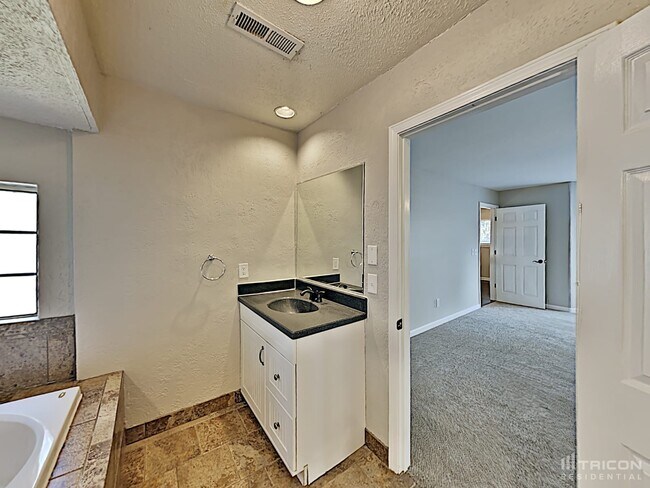 Building Photo - 2408 Ravine Dr