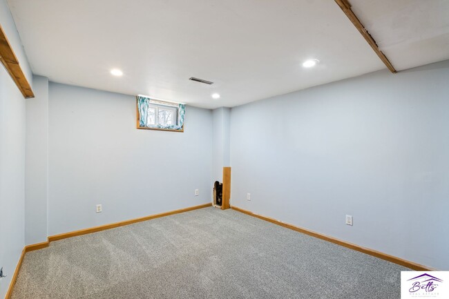 Building Photo - RENTAL PENDING