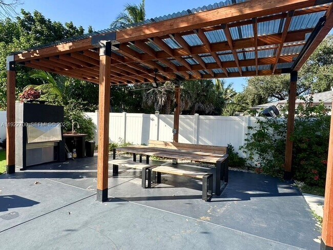 Building Photo - 4681 SW 26th Terrace