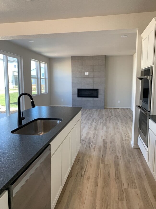 Building Photo - Exquisite 4 Bed 2.5 Bath Single Family Home with 3-car garage