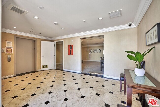 Building Photo - 4822 Elmwood Ave