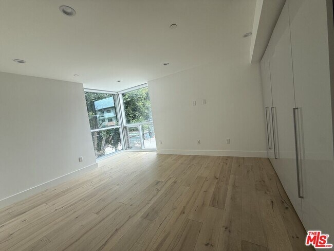 Building Photo - 8210 Fountain Ave