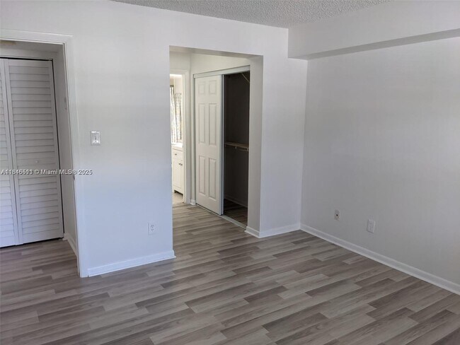 Building Photo - 560 S Park Rd