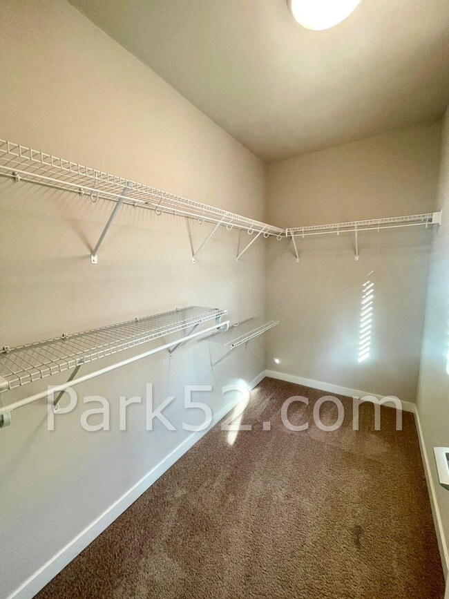 Building Photo - $250 Off 1st Full Month’s Rent! Beautiful ...