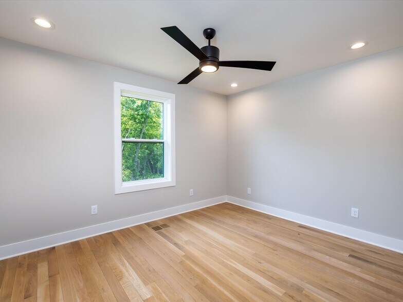 Building Photo - 5915 Maxon Ave