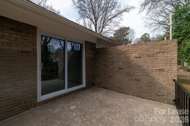 Building Photo - 533 Blendwood Dr