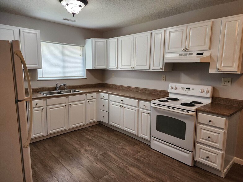 Spacious Kitchen - 156 W Cherokee Dr