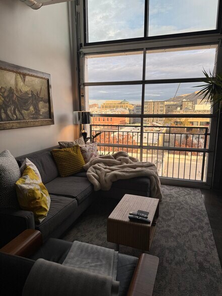 Building Photo - 360 Broadway