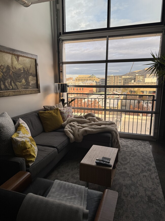 Building Photo - 360 Broadway