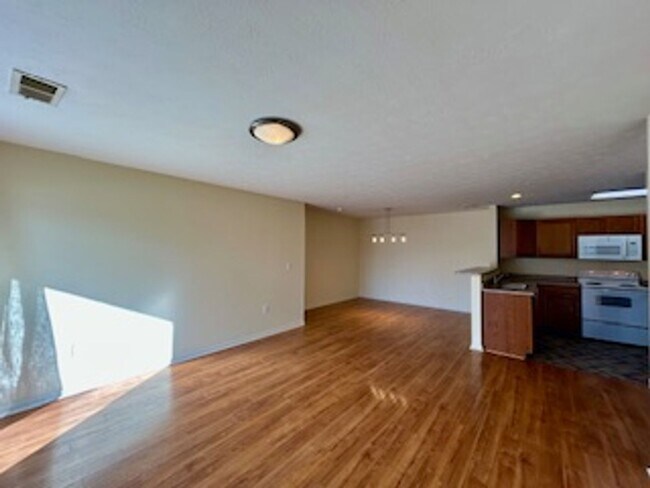 Building Photo - Great 2 Bedroom 2 Bathroom condo on the ea...