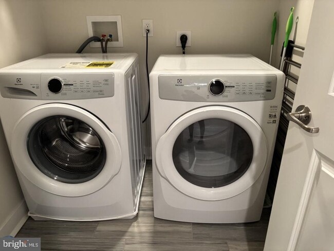 Building Photo - 983 Skylar Ct.