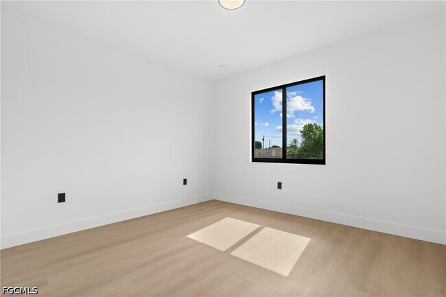 Building Photo - 8033 Oakleaf Cir