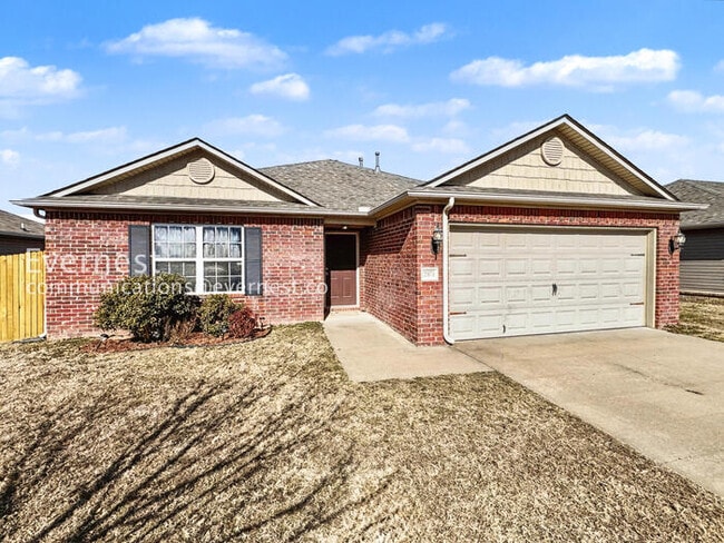 Building Photo - 3 Bed/2 Bath Home with Fenced Yard & Garage / Pet-Friendly / Available Soon!