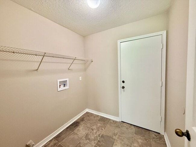 Building Photo - LARGE AND SPACIOUS 4/3 HOME IN EAST ORLANDO WEDGEFIED COMMUNITY