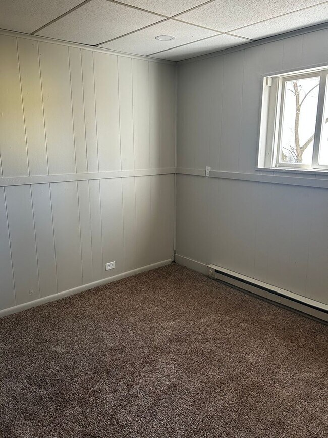 Building Photo - 1st floor Apt, 2b/1B- Available for immedi...