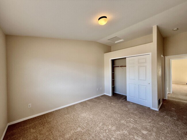 Building Photo - 3 Bedroom Townhome in a Convenient Location