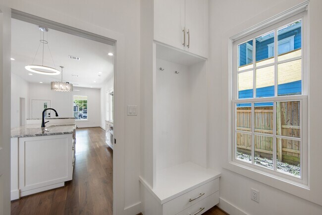 Building Photo - 305 Archer St