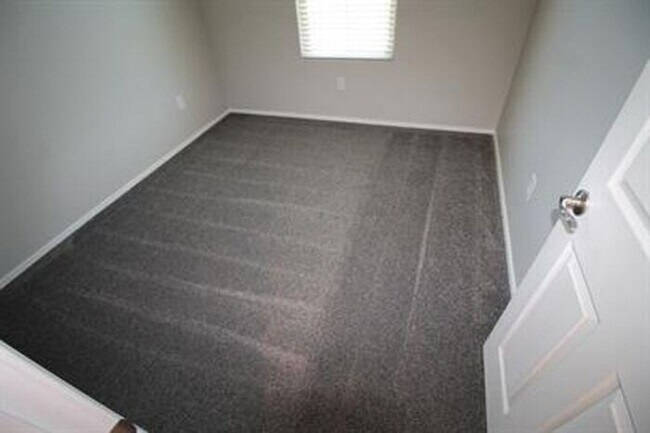 Building Photo - Desirable La Estancia Neighboorhood