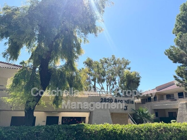 Building Photo - 2820 N Arcadia Ct