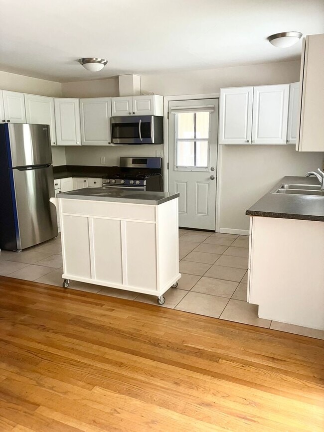 Building Photo - Stylish 3 Bedroom in College Area