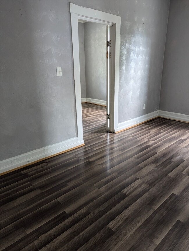 Building Photo - MOVE IN READY 4 Bedroom in the Heart of Portsmouth!