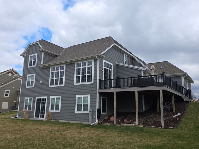 Building Photo - 5 bedroom Pewaukee home in Broken Hill