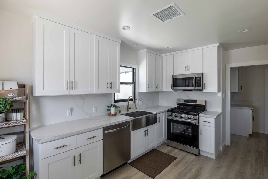 Building Photo - 1326 Corona St