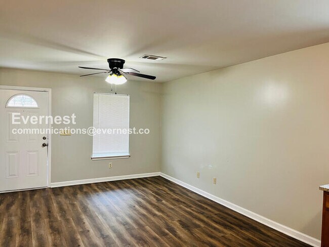 Building Photo - Limited Time Special Offer / 3 Bed, 2 Bath Home with Off-Street Parking / Pet-Friendly / Availabl...
