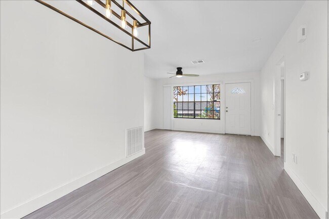 Building Photo - 841 NW Riverside Dr